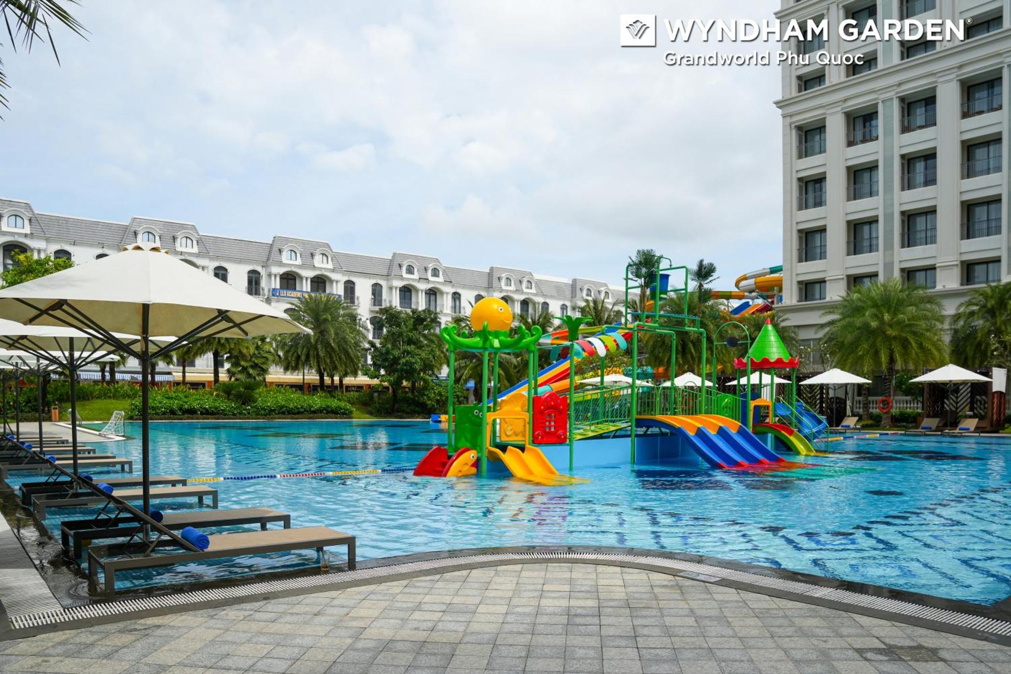 Отель Wyndham Garden Grandworld Дуонг-Донг Экстерьер фото