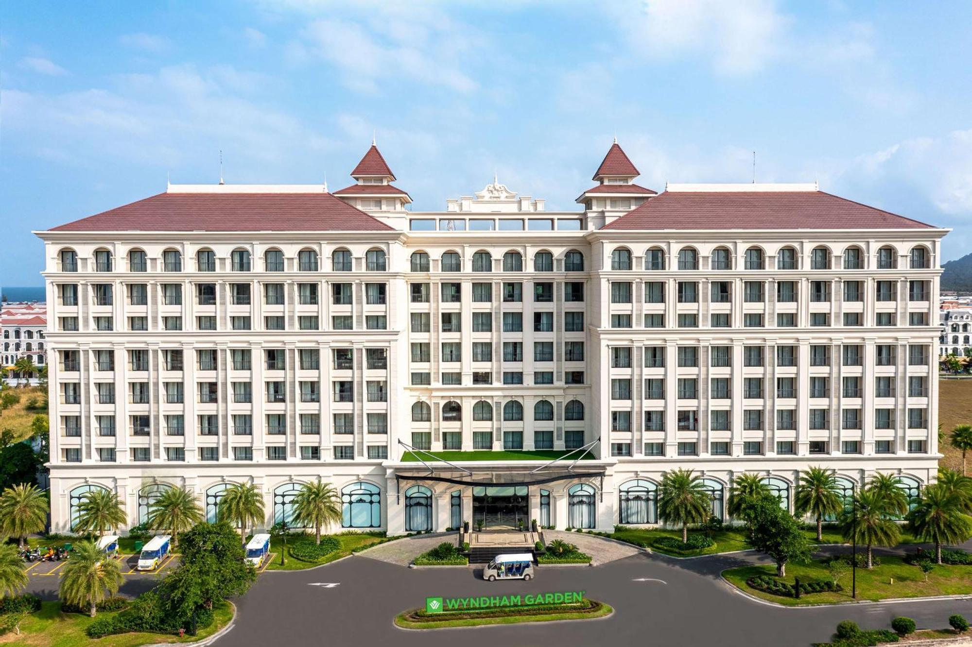 Отель Wyndham Garden Grandworld Дуонг-Донг Экстерьер фото