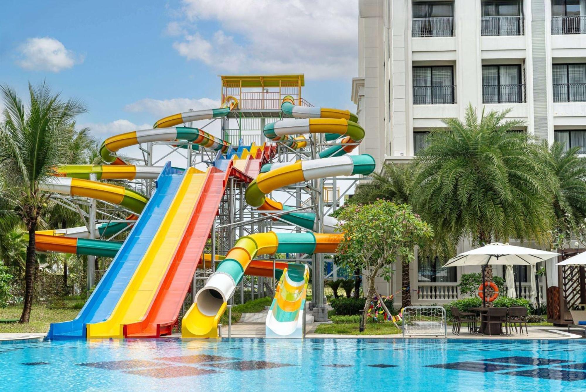 Отель Wyndham Garden Grandworld Дуонг-Донг Экстерьер фото